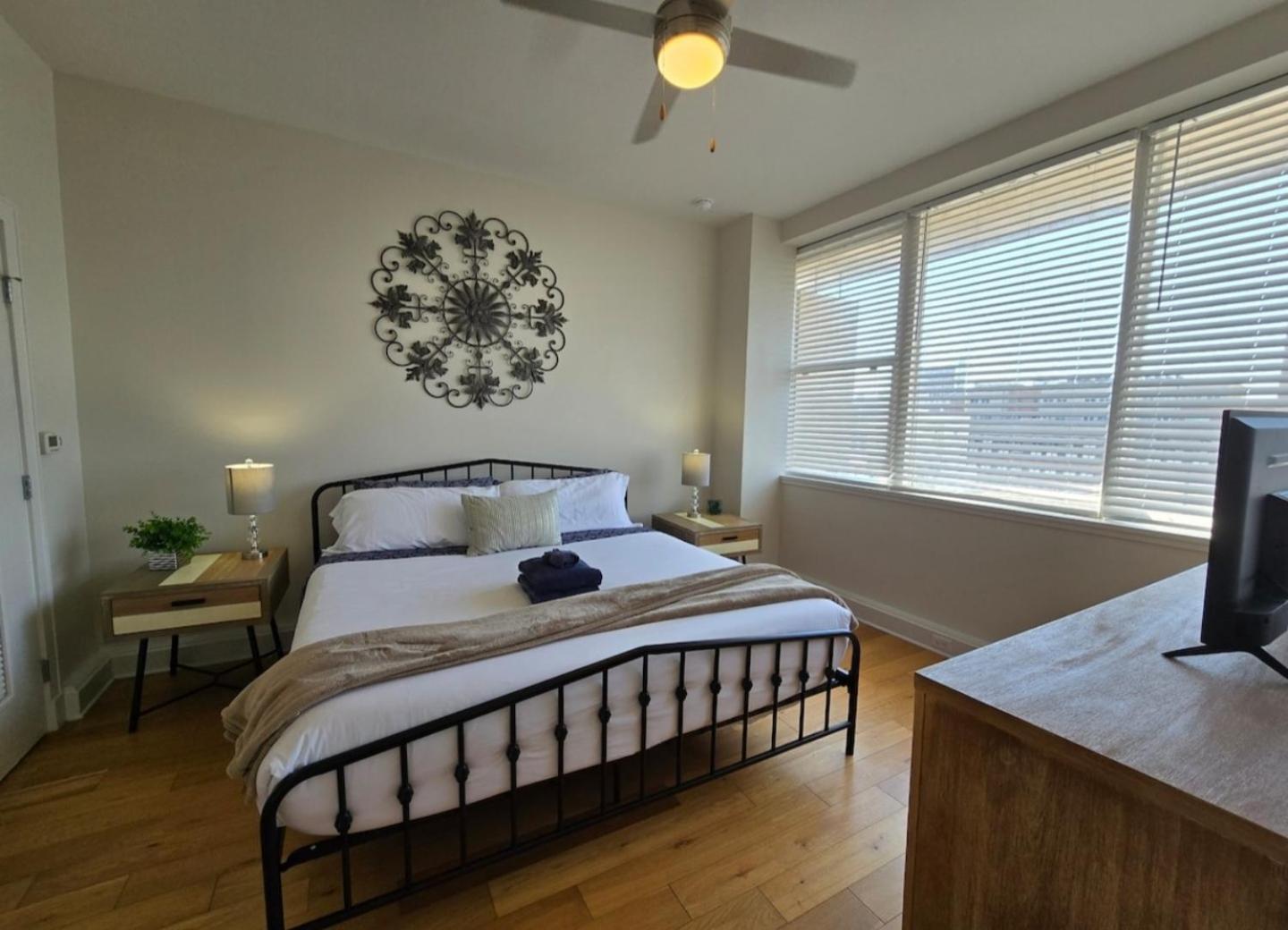 Amazing Condos Beautiful View 2 Blocks To French Quarter, Small Rooftop Pool, Gym, Seanger Theater, Super Dome, And Bourbon St New Orleans  Szoba fotó