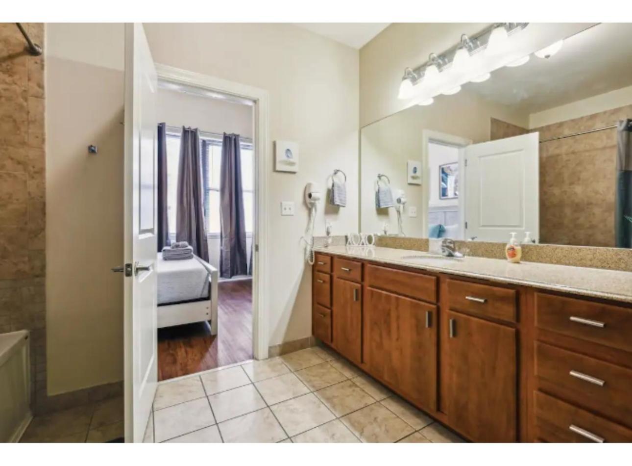Amazing Condos Beautiful View 2 Blocks To French Quarter, Small Rooftop Pool, Gym, Seanger Theater, Super Dome, And Bourbon St New Orleans  Szoba fotó