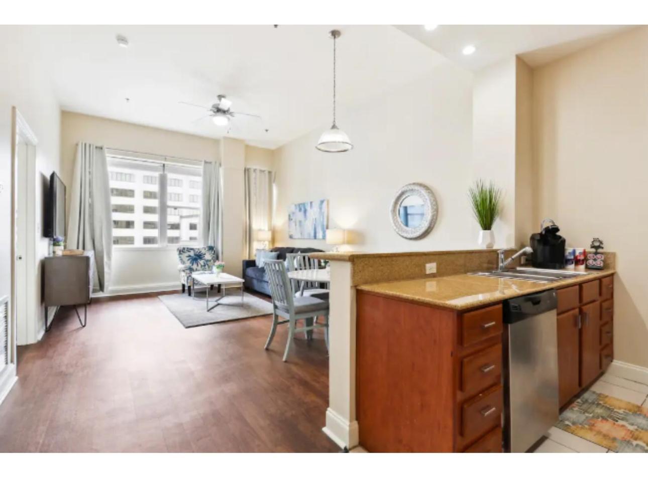 Amazing Condos Beautiful View 2 Blocks To French Quarter, Small Rooftop Pool, Gym, Seanger Theater, Super Dome, And Bourbon St New Orleans  Szoba fotó