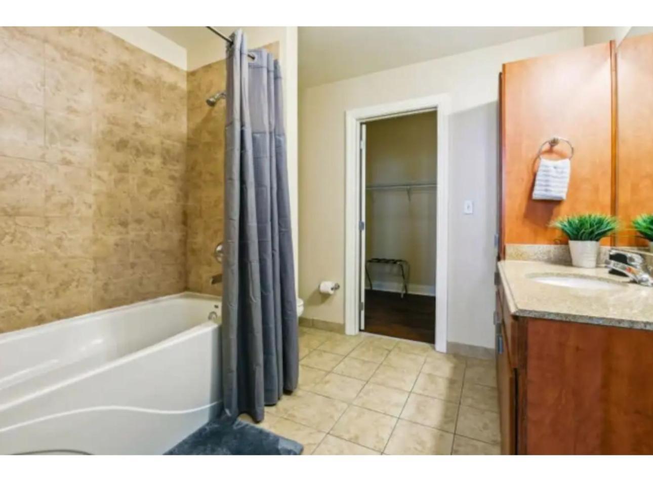 Amazing Condos Beautiful View 2 Blocks To French Quarter, Small Rooftop Pool, Gym, Seanger Theater, Super Dome, And Bourbon St New Orleans  Szoba fotó